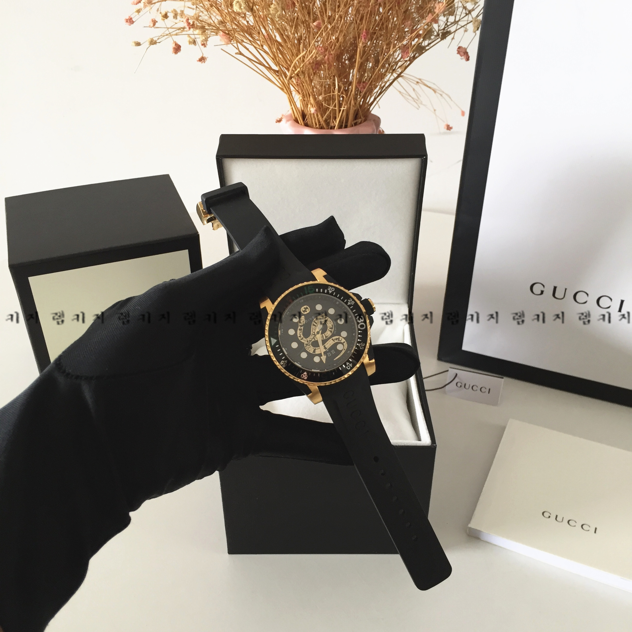 구찌 스네이크 다이브 골드베젤 우레탄시계